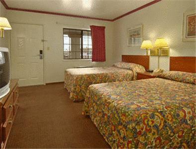 Super 8 Santa Cruz/Beach Boardwalk West Room photo