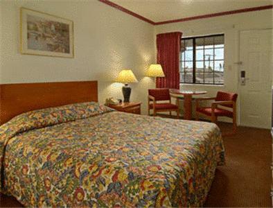 Super 8 Santa Cruz/Beach Boardwalk West Room photo