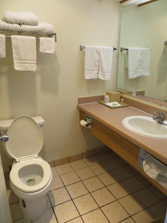 Super 8 Santa Cruz/Beach Boardwalk West Room photo